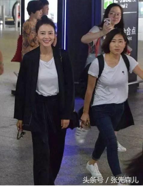 高圆圆身穿白色裙子，大胆开叉，网友：真想给她撕掉！