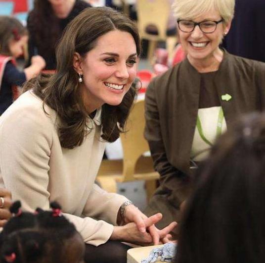 夏洛特小公主不只穿哥哥的针织外套, 连哈里叔叔30年前的鞋也穿