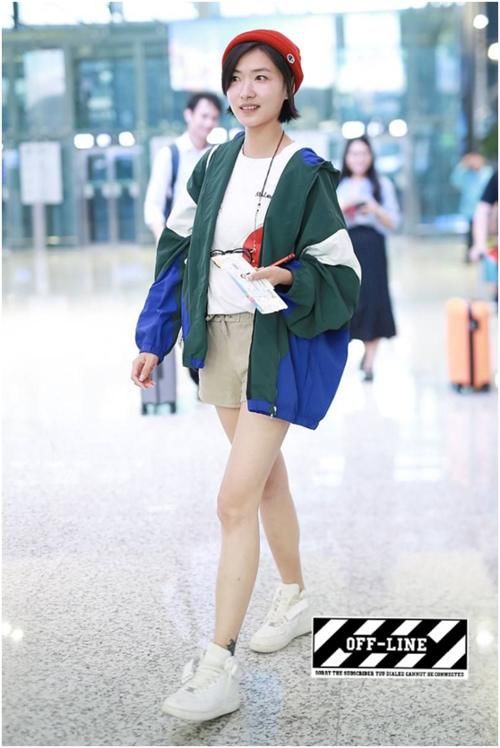  风衣：“田丹”年后首现身，高腰仔裤外搭风衣，知性又大气