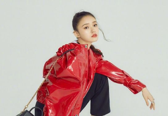 林允行李箱中携带安全套?本人辟谣否认，网友:不带才不正常吧