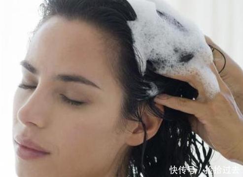 【早上洗头还】早上洗头和晚上洗头,哪个更健康多久洗一次头发最好