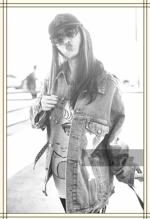 倪妮机场搞怪，反戴棒球帽嘟嘴卖萌心情好，网友：井柏然尴尬了！