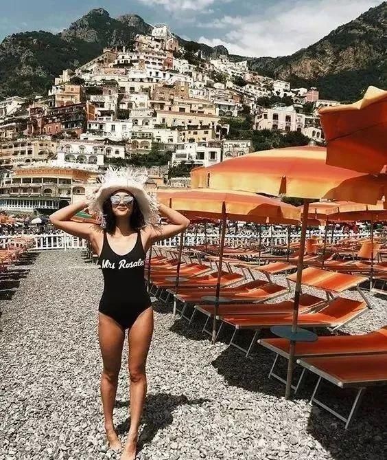 穿泳衣只是为了游泳?知识女性有自己的泳装格调