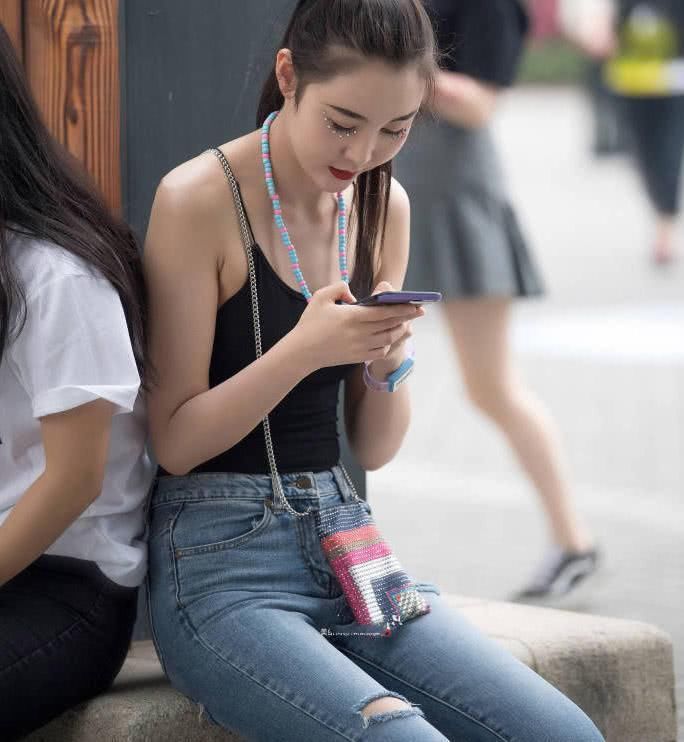 身高175女神当街美腿大比拼，黑色吊带女神完胜女闺蜜!
