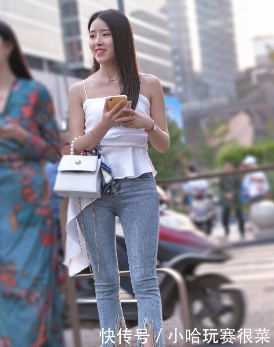 款式的衣服|白色吊带上衣搭配流苏牛仔裤, 时尚又优雅