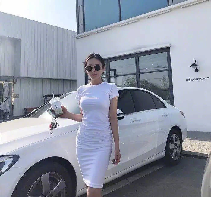 夏日搭配紧身裤包臀裙，凸显女人优美曲线性感丰臀