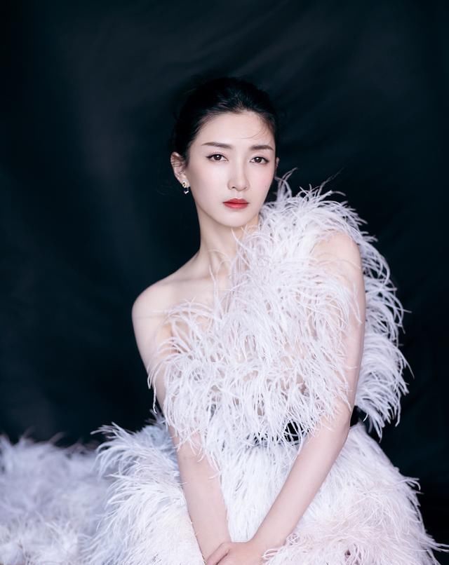 『很快』女生这四种发型留久了,发际线会很快上移,赶紧换了吧!