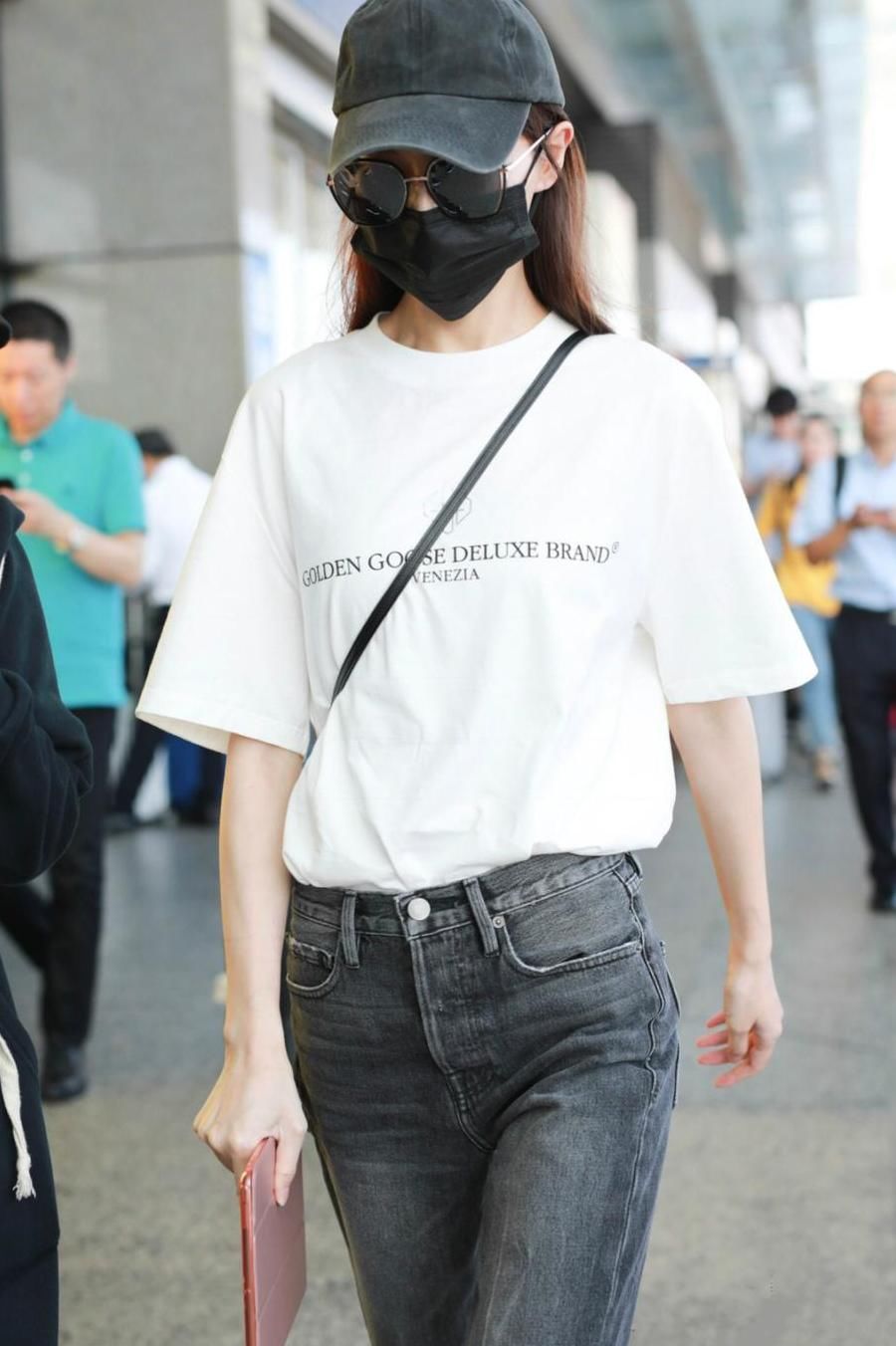 唐嫣到底有多瘦? 这么窄的紧身牛仔裤都穿不满, 网友: 有没有80斤