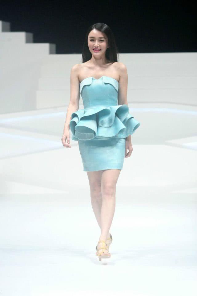 秦岚吴谨言上半身都好看,下半身都丑!网友:一个腿型不好一个腿