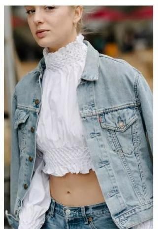  「搭配算」大衣早该收起来了，今年时髦精都在穿“牛仔外套”，轻松美到犯规