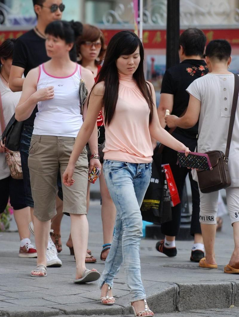 街拍:跟拍大学数学系的班花,好像被发现了