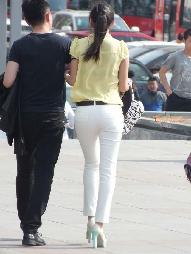 初秋，最简单不过白色修身裤，最出彩亦不过是白色修身裤搭配!