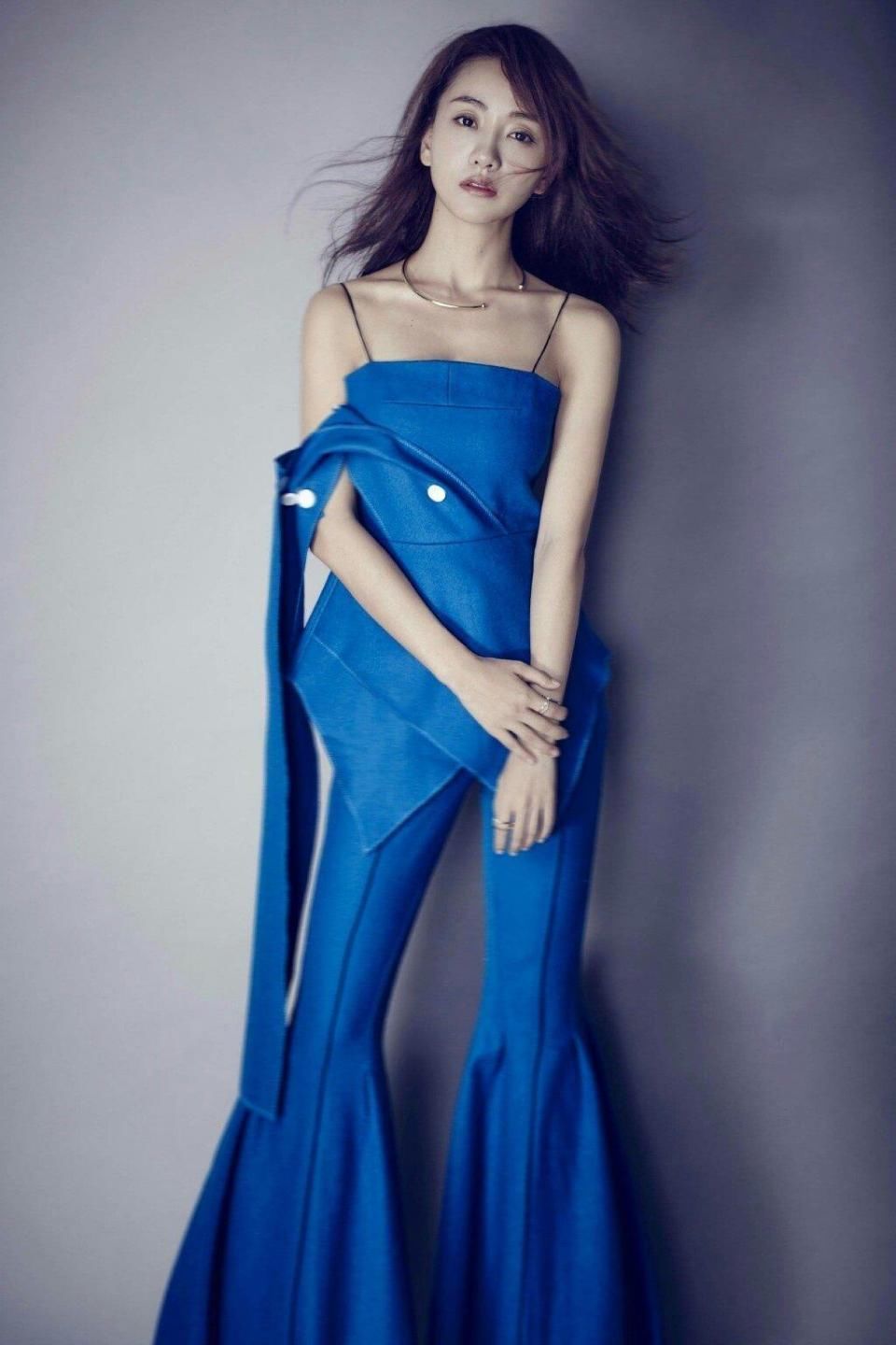 杨蓉吊带细成一根线，网友:一不小心就断了!