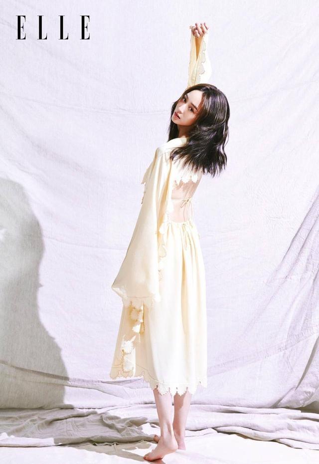 「气质」张钧甯港版刊物封面大片,淡淡妆感搭配卷发,明媚清新的优雅气质