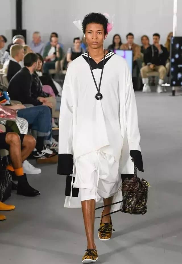 『新装』LOEWE是如何做到＂独树一帜“的？来看看它的20春夏新装!