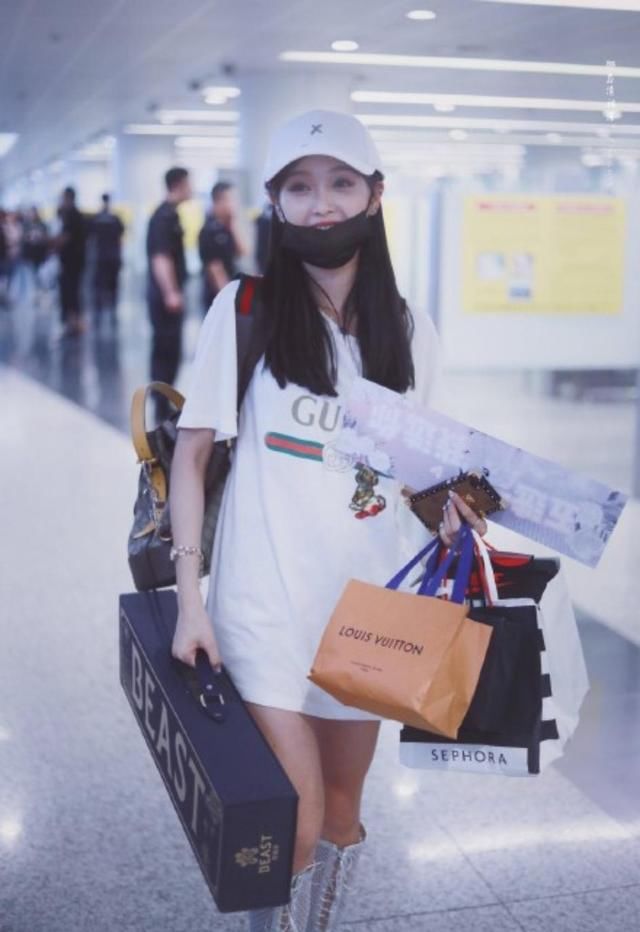 赵雅芝贼会穿，分分钟美回三十岁，玩起“下衣失踪”一点不输杨幂