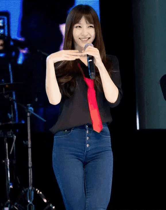 街拍:一样的牛仔裤,小姐姐能穿出不同的气质,不一样的配搭很重要!