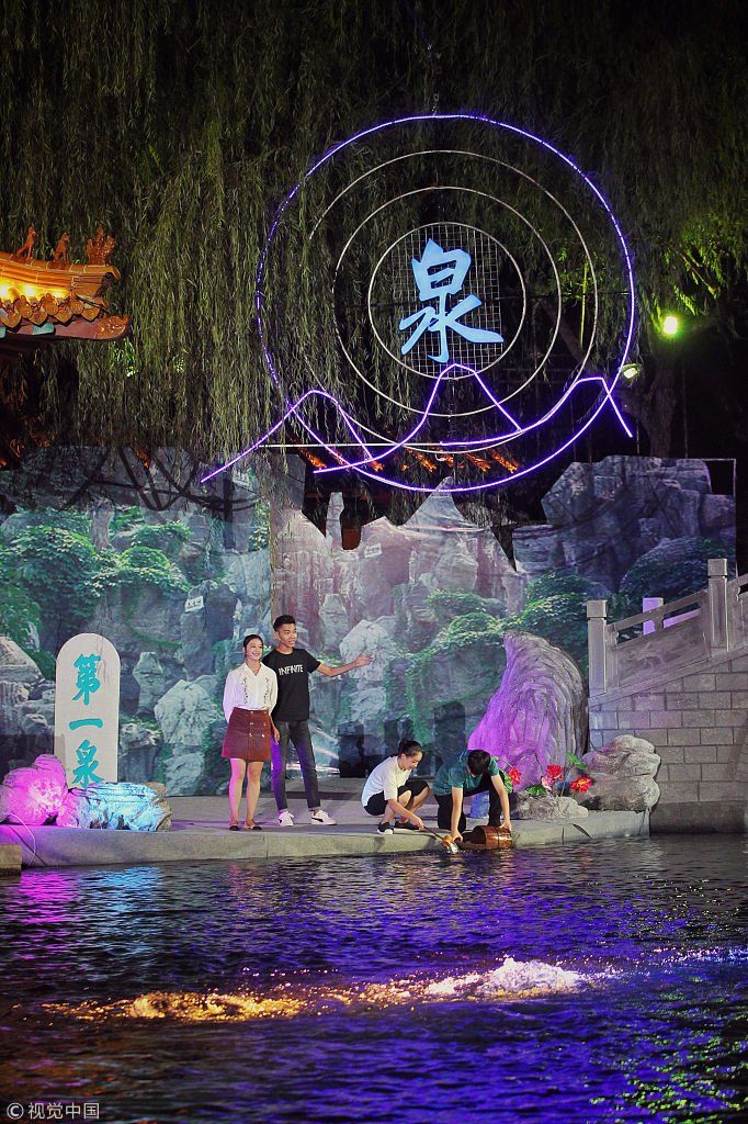 济南趵突泉举办敬泉大典 流光溢彩吸引游客