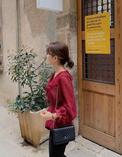 包包的样式:15款比纪梵希潮的包,聪明的人选择配这3种穿搭