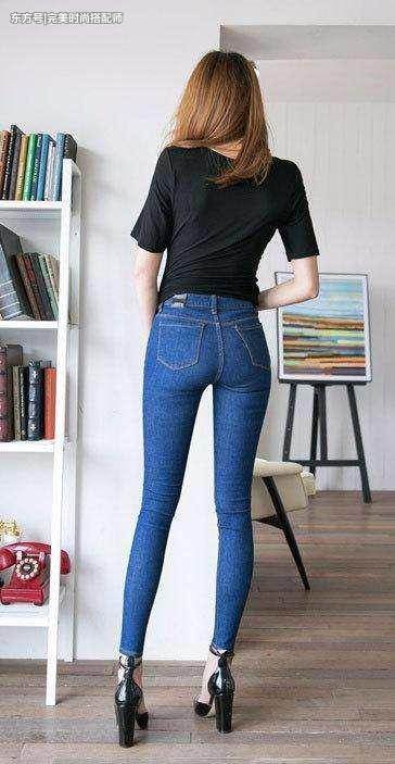 90后妹子穿搭紧身裤，特有女人味，特显女神魅力