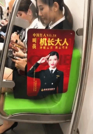 姑娘，你这件衣服可花了不少心思吧！穿出了女王的气质