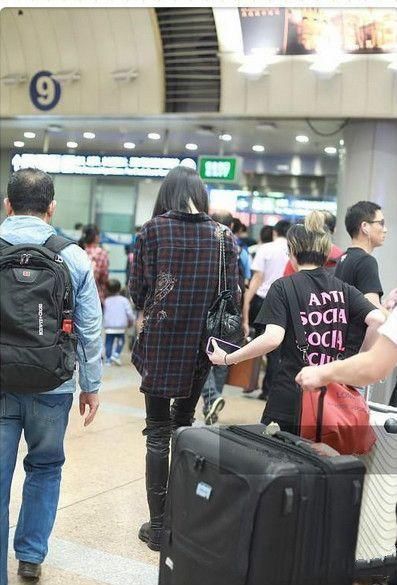 奚梦瑶机场穿小码靴，网友：腿都挤变形了！