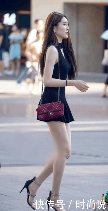 街拍: 小姐姐穿裙子虽然好看, 但是要防走光哦!