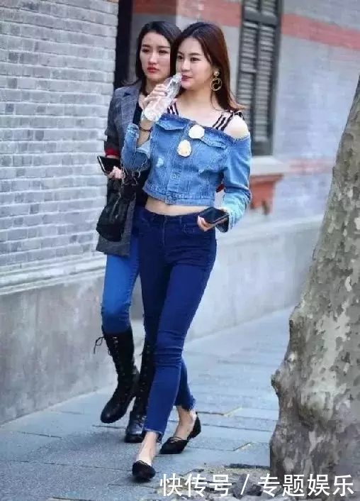 靓丽气质小姐姐，个性牛仔吊带装美搭蓝色弹力紧身牛仔裤，清凉一