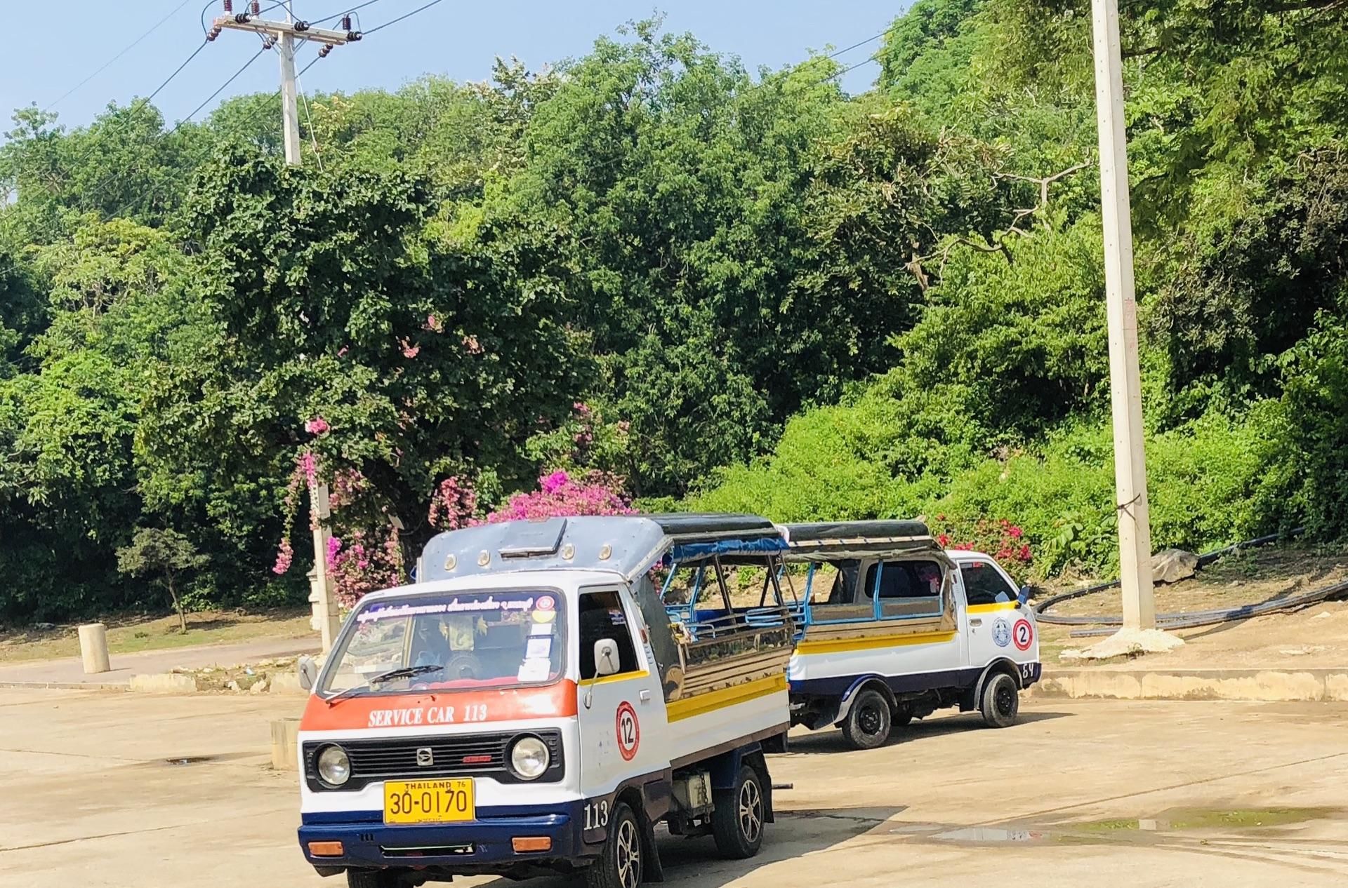 一座藏于钟乳石洞的寺庙，洞内遍布佛像，还有一副国王题字