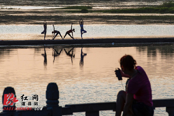 瑜伽与骑行爱好者共舞 秋水共道州一色