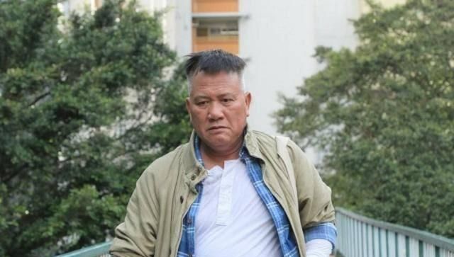  「老态」港星万梓良近况公开，皱纹白发尽显老态，与娇妻合照很幸福