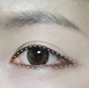 92年周冬雨跟00后易烊千玺宛如同龄人?!出道8年越来越嫩竟是因为.