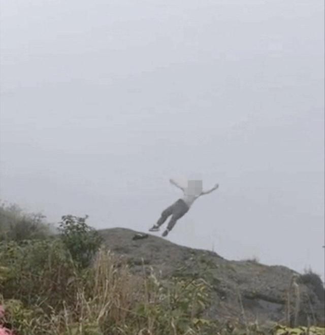 湖南年轻女孩在四川峨眉山景区跳崖自杀身亡，游客多方劝阻无果