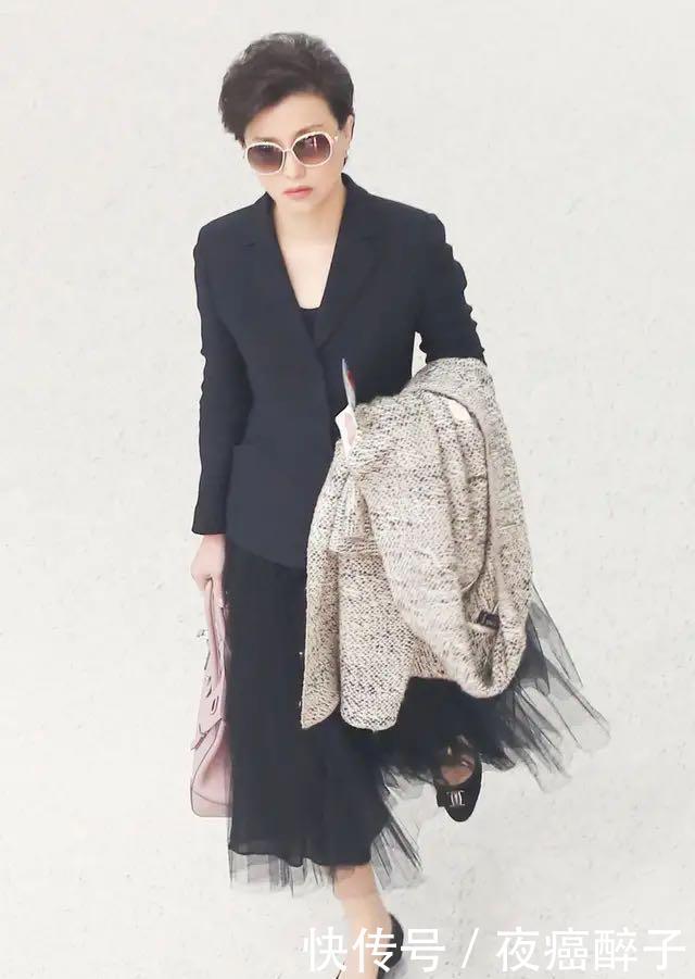 气质:杨澜有气质不显胖,穿修身黑礼服缺少曲线美,坐下不小心暴露腿粗