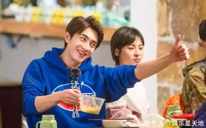 王丽坤晒图疑似示爱林更新，这一细节暴露事实真相，网友：吃糖