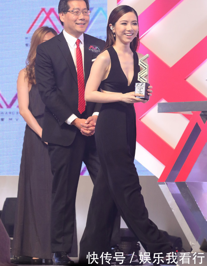 邓紫棋一袭低胸装加身，美得我已路转粉，连身后的大叔都盯着看！