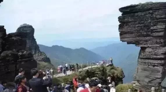 国庆节第三天贵州各地旅游持续火爆，多个景区开启“人从众”模式