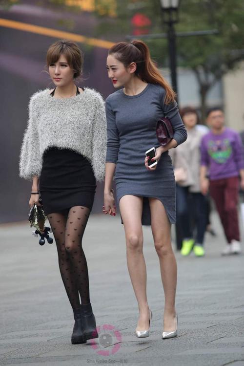 街拍：美女闺蜜搭配黑色丝袜出街，养眼不俗气