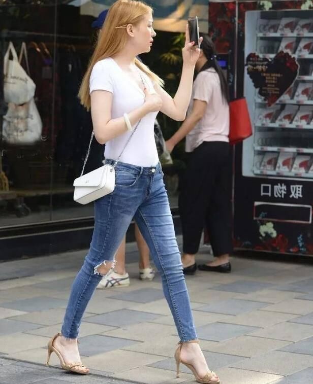 街拍：小姐姐肌肤白皙身材苗条，穿着清凉简单，很有气质！