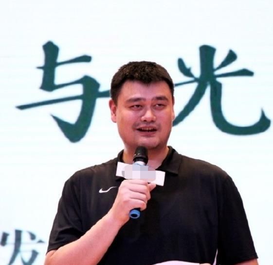 姚明带女儿购物,姚沁蕾蹦蹦跳跳跟在身后,父女俩牵手过马路超暖