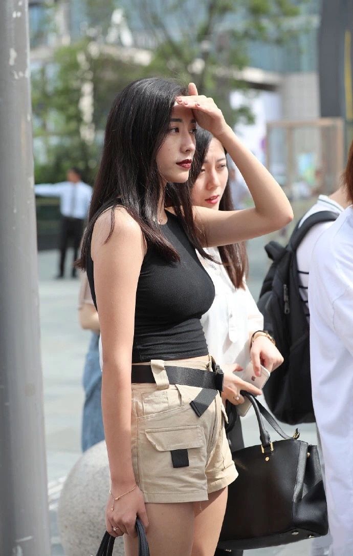 街拍丨极品美女出街，幸好牵她手的是女人，不然我要嫉妒死!