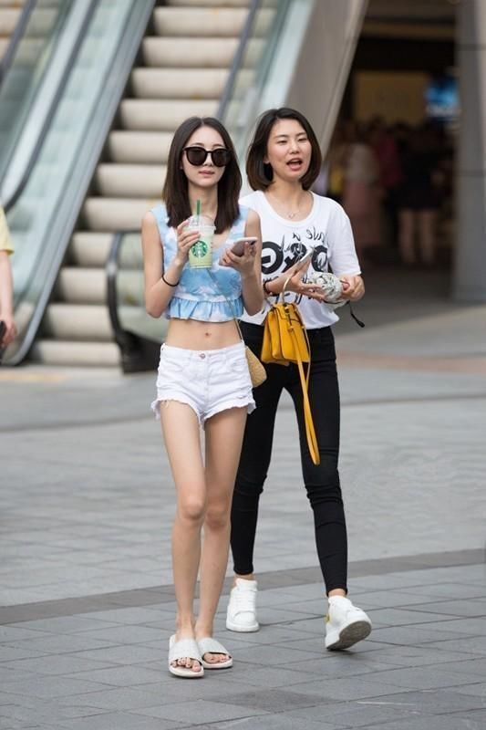街拍:美女姐姐，衣着大胆，气质俱佳，惹人热眼