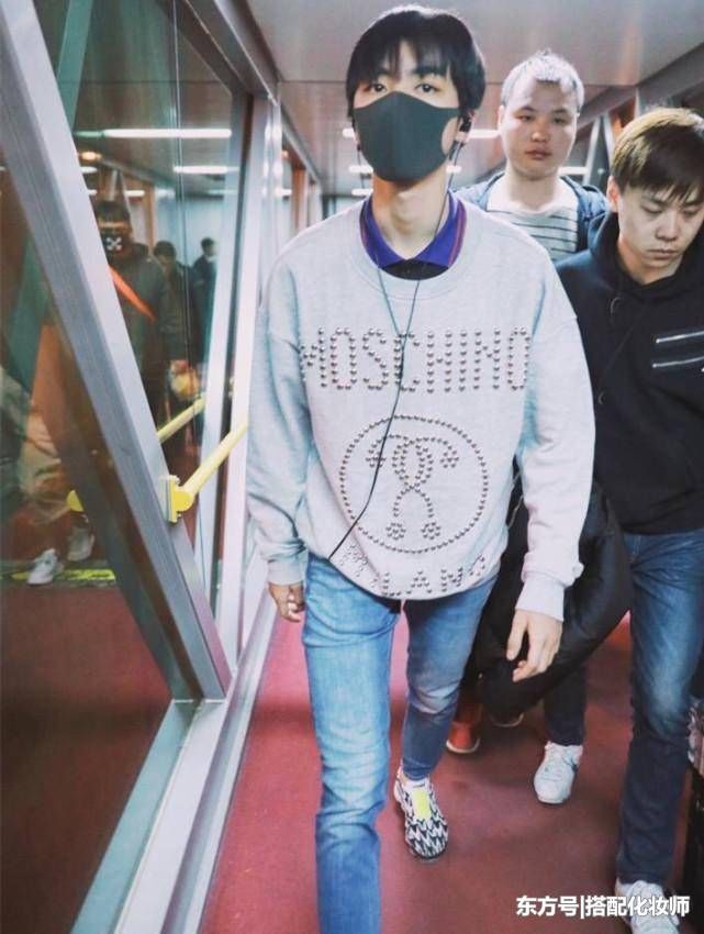 王俊凯来了，这条牛仔裤蛮特别，和以前他穿的不一样!