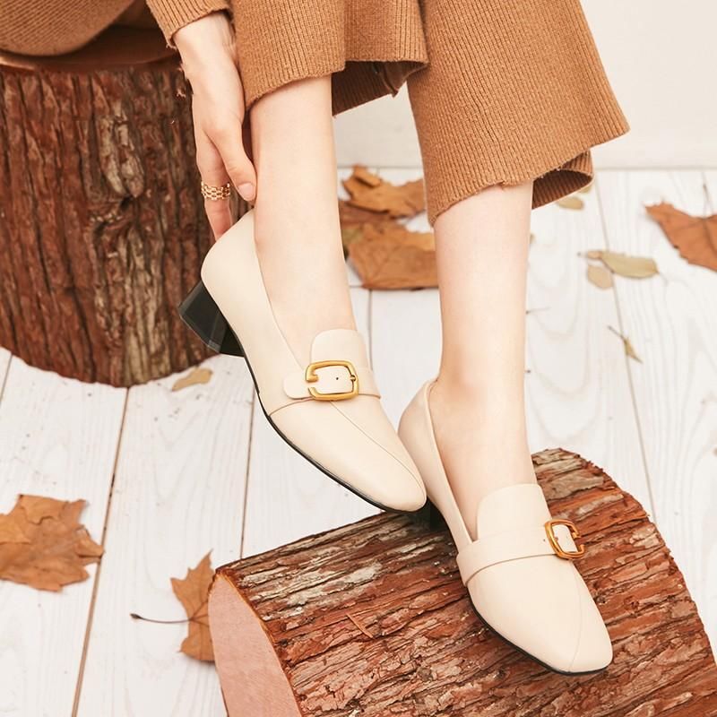 女人40岁以后，不管穿裤子还是裙子，少穿这3种鞋子，难看掉档次