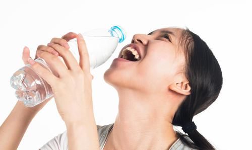  「女性朋友」肚子上的赘肉，一抓一大把？白开水里加点“它”，水桶腰和你分手