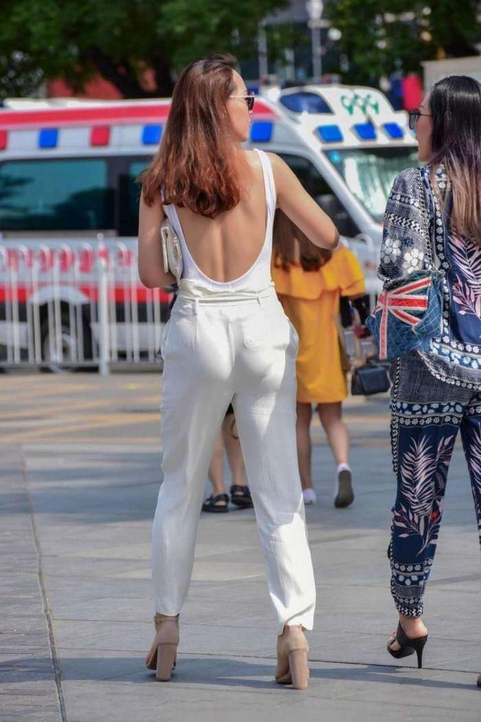 街拍: 清凉出街的小姐姐, 大胆的露背装时尚又新潮