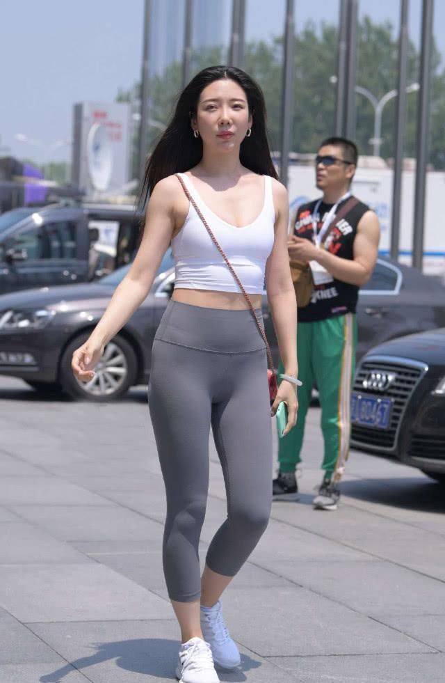 「身材魅力」健身运动的最好配搭,乳白色短打吊带背心+紧身运动裤,展示出健体体态
