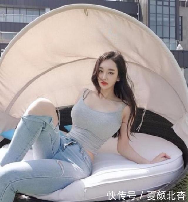  『优雅』搭配紧身牛仔裤小姐姐，秀出小蛮腰，自信大方有个人魅力！