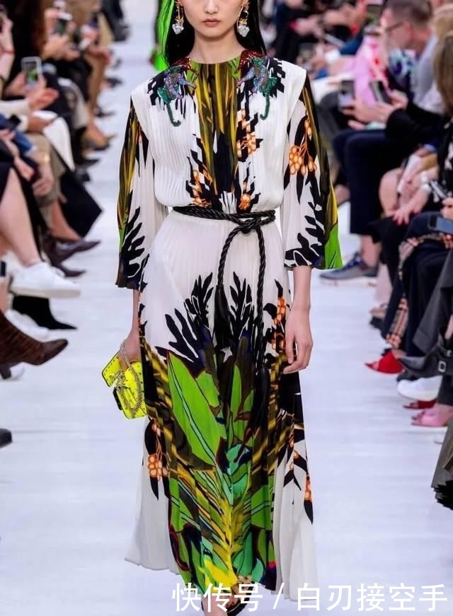  『花朵』2020开春 流行穿“开满花”的裙子，谁穿谁美！