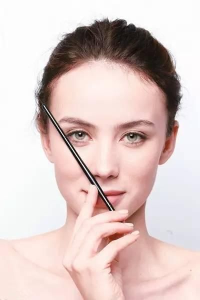 海兰小天使终于要逆袭啦！变身成为美妆博主的她奶凶奶凶的，原来